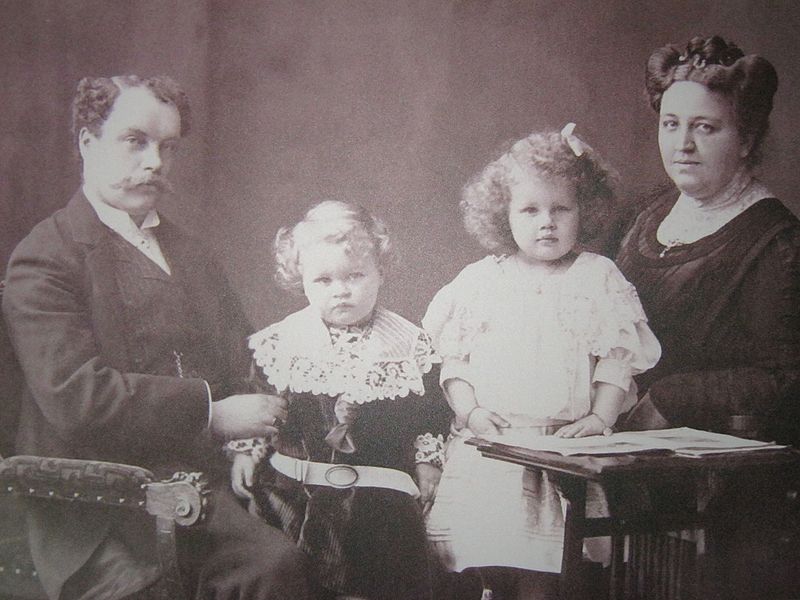 Datei:MartinWilhelmvonWaldthausen+Familie.jpg