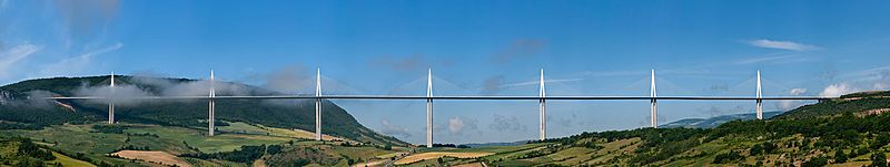 Datei:Viaduc de Millau Panorama.jpg