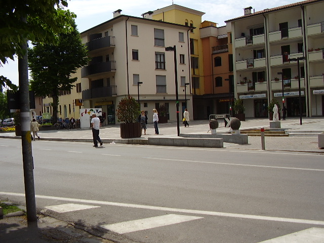 File:Cadelbosco di sopra piazza John Lenon.JPG