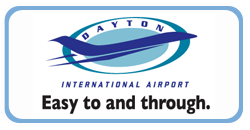 Логотип международного аэропорта Дейтона, содержащий название аэропорта, силуэт самолета и слоган «Легко добраться и пройти».