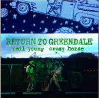 Фотография Молодого и Сумасшедшего Лошади на сцене, окрашенная в зеленый цвет, с синим названием альбома над ними.