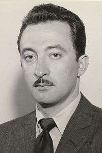 File:David Aronson ca. 1940.jpg