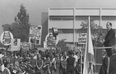 File:Humphrey Vietnam protest.jpg