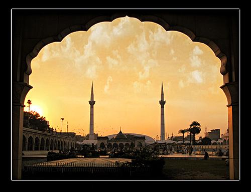 File:The Data Durbar Shrine, Lahroe, Pakistan.jpg