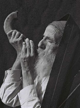 File:Yemenite Elder Blowing Shofat, February 1, 1949.jpg