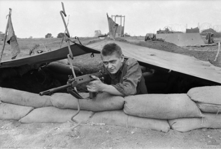 File:3RAR soldier FSB Andersen SVN 1968 (AWM THU680128VN).jpg