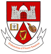 A red and white crest that reads "Oideachas d'Fhonn Saoirse"