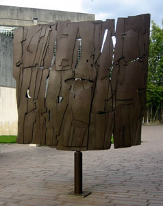 File:'Conversation with the Wind', steel sculpture by Pietro Consagra, 1962, Museum of Fine Arts, Houston.JPG