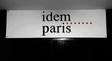 Слова «Idem Paris» строчными черными буквами на белом фоне.