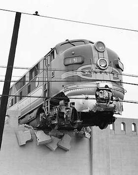 File:AT&SF train 19 crashing through a retaining wall at Los Angeles Union Station.jpg