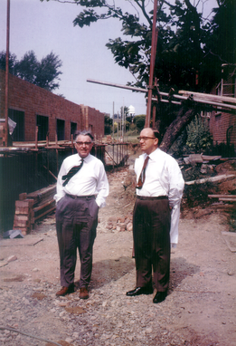 File:LH Gray and J Boag at construction of the Gray Lab, Mount Vernon.png