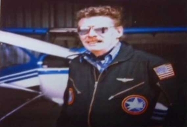 File:Paul Bennewitz in front of plane.jpg