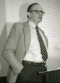 File:George Armitage Miller speaking at the first APS convention in 1989.jpg