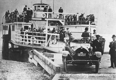 File:Ferry Storm King disembarking vehicles at Piedmont WA.jpg