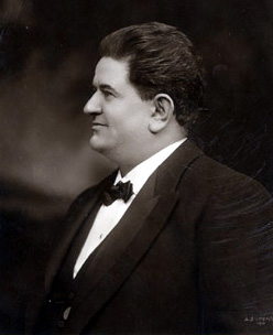 File:Antonio Pini-Corsi Photographed 1912.jpg