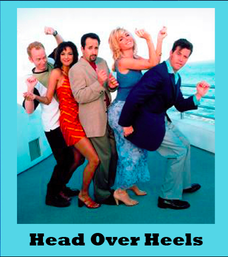 Изображение нескольких персонажей - трех мужчин и двух женщин - позирующих на сине-белом фоне. Слова «Head Over Heels» отображаются в нижней части изображения черным текстом. Изображение гипса заключено в синюю рамку.