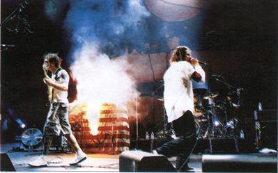 File:Rage Against The Machine burns the American flag onstage (1999).jpg