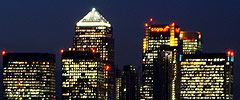 File:Canary Wharf - aircraft warning lights.jpg