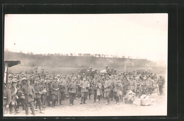 File:Foto-AK-Lancon-Soldaten-am-Bahnhof-bereit-fuer-die-Fahrt-zur-Stellung.obverse.01.jpg