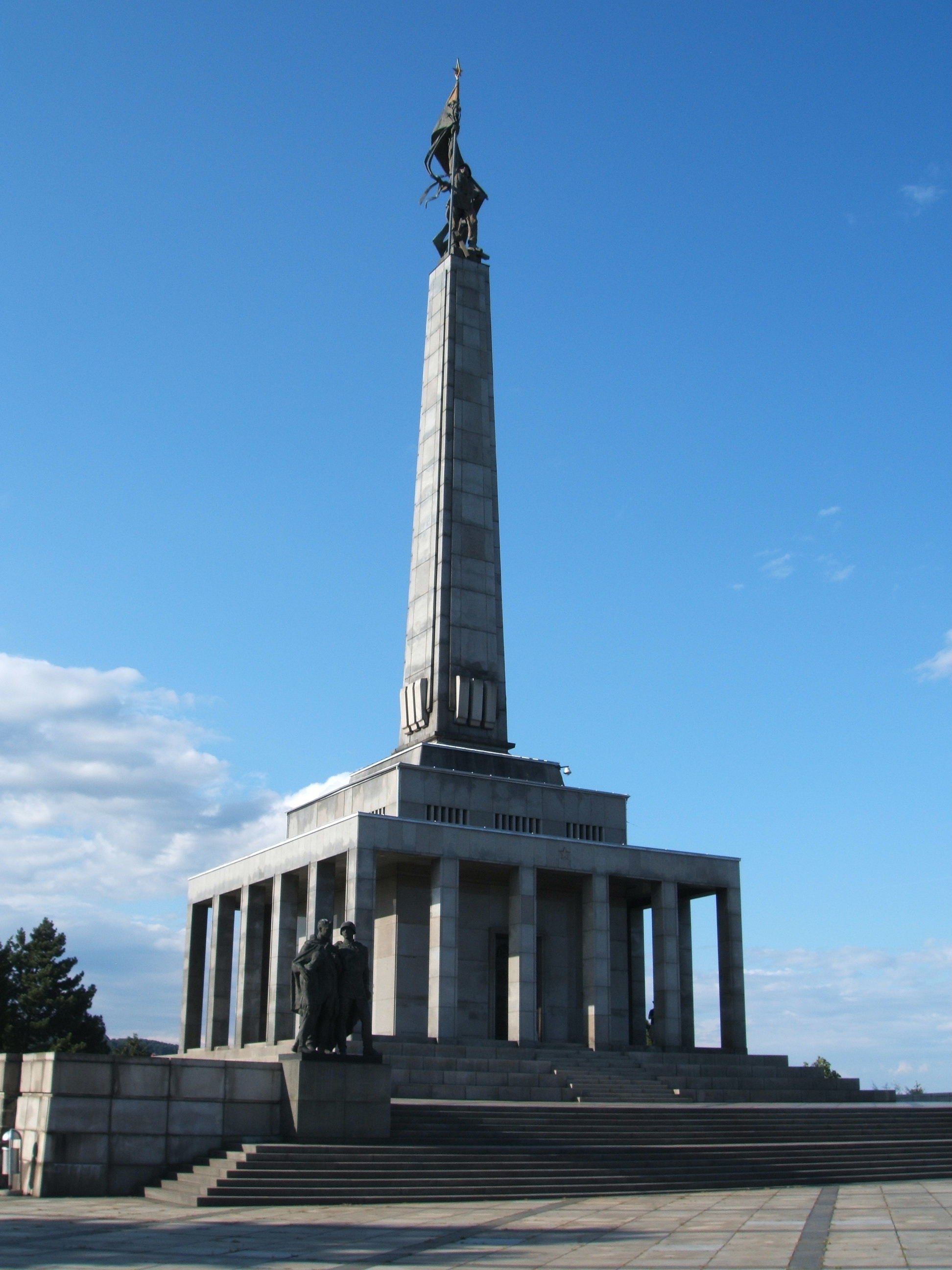 Slavin_Monument,_Bratislava.jpg