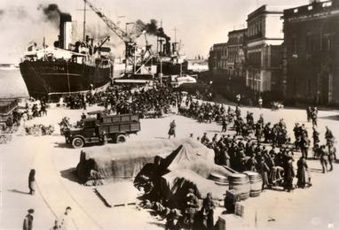 File:Albania, April 1939, Italian soldiers disembarking from ships.jpg