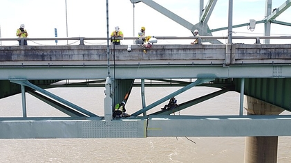 File:TDOT work on Hernando de Soto bridge fracture.jpg