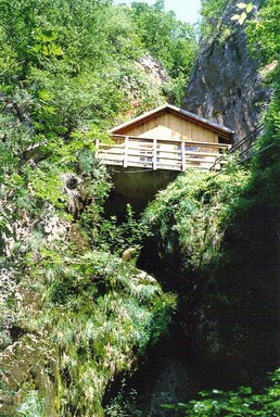 File:Tito's cabin at Drvar.jpg