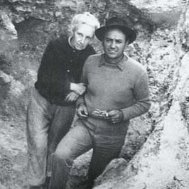 File:Vera Leisner and Octávio da Veiga Ferreira in 1961 inside the western chamber of the Praia das Maçãs monument.png