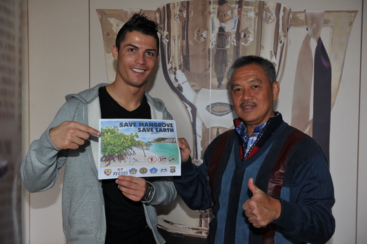 File:CR7 and Tomy WInata.jpg