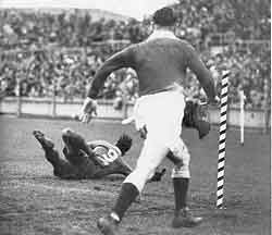 File:Ron Roberts try 1950.jpg