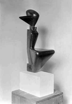 File:Joseph Csaky, 1922, Femme accroupie, bronze, 50 cm, stone base, Kröller-Müller Museum.jpg
