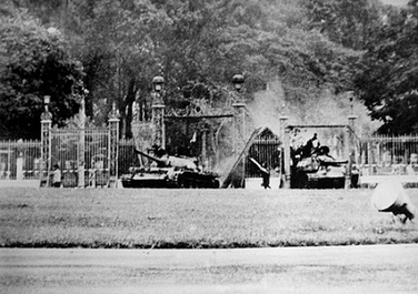 File:Tank 843 and Tank 390 at the gates of Independence Palace.jpg