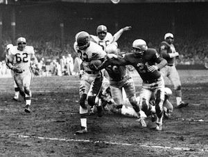 File:Jim Brown running in the 1957 NFL championship.jpg