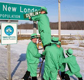 File:NewDublin-leprechauns.jpg