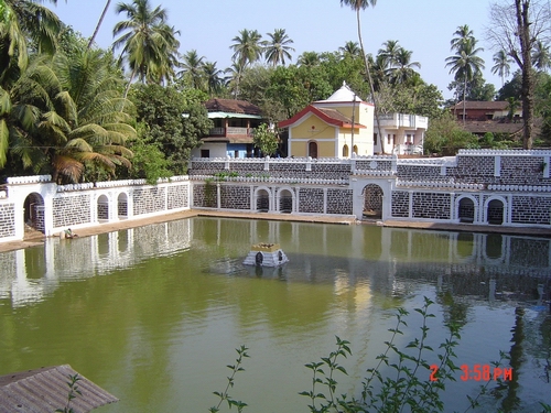 File:Shri Mangeshi Temple Lake.jpg