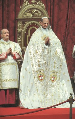 File:Pope Paul VI wearing the mantum.jpg