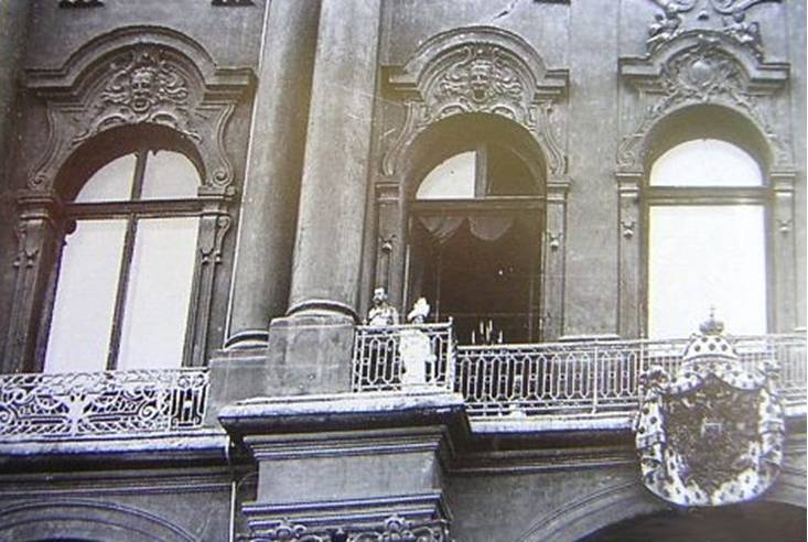 File:Romanovs on Balcony.jpg