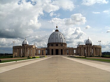 Notre dame de la paix yamoussoukro by felix krohn.jpg