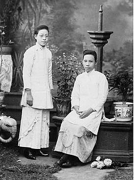 File:Lee Sun CHAU (seated) with medical college classmate Yuen Hing WONG (standing).jpg