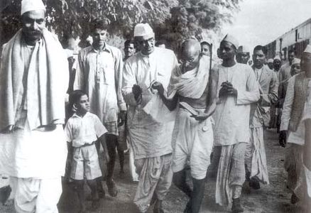 Mahatma Gandhi (centre-right) and Rajendra Prasad (centre-left) on their way to meet the viceroy, Lord Linlithgow, on 13 October 1939, after the outbreak of World War II