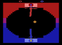 Анимированные кадры типичного игрового процесса, показывающие, как два световых меча отражают лазерные лучи от мяча-искателя сверху.