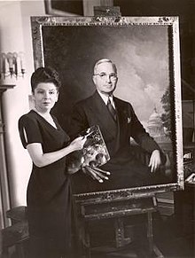 Фотография Греты Кемптон с ее портретом президента Гарри Трумэна.jpg