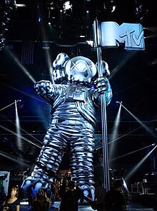 The standing inflatable KAWS moonman at the 2013 MTV Video Music Awards 2013-mtv-vmas-kaws-moonman.jpg