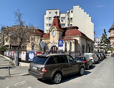 Casa Dinu Lipatti din București de Petre Antonescu (1902),[1] combinație de neobaroc cu Art Nouveau