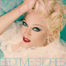 Изображение Мадонны, лежащей в постели, с обильным макияжем и рукой к голове, с надписью «Мадонна» розовыми заглавными буквами, а «сказки на ночь» - заглавными буквами небесно-голубого цвета.
