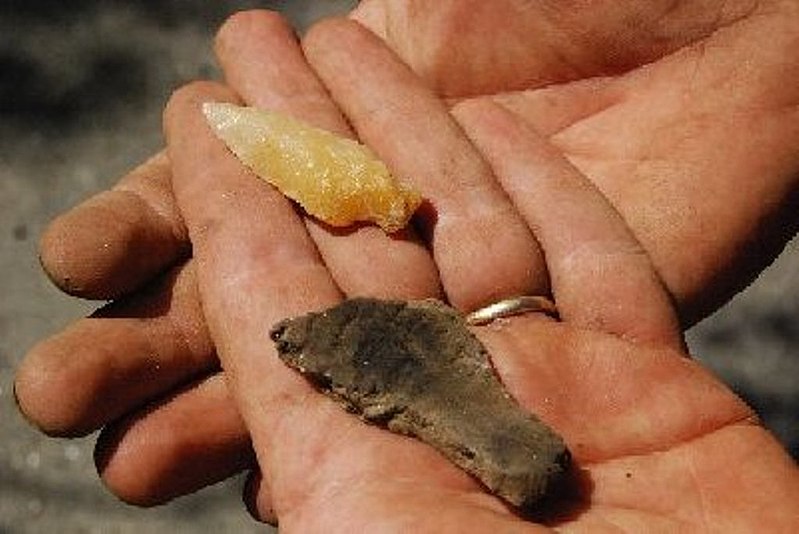 File:Quartz projectile point and pottery shard found by Dr. Eugene Boeschat Jay Estate.jpg