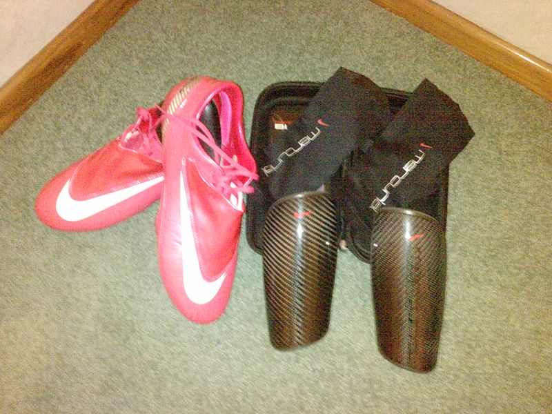 File:Nike Mercurial Vapor IV Berry & Nike Mercurial Blade Carbon Fiber Shingaurds.JPG