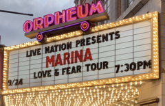 Цветная фотография шатра с надписью «Live Nation представляет тур Love & Fear« Марина », 19:30».