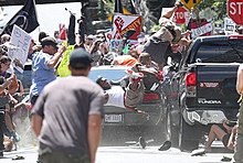 Фотография тарана автомобиля в Шарлоттсвилле в 2017 году.