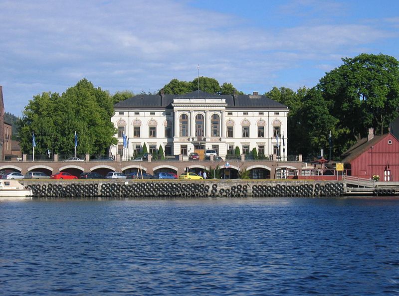 File:Porsgrunn City Hall 2007.jpg